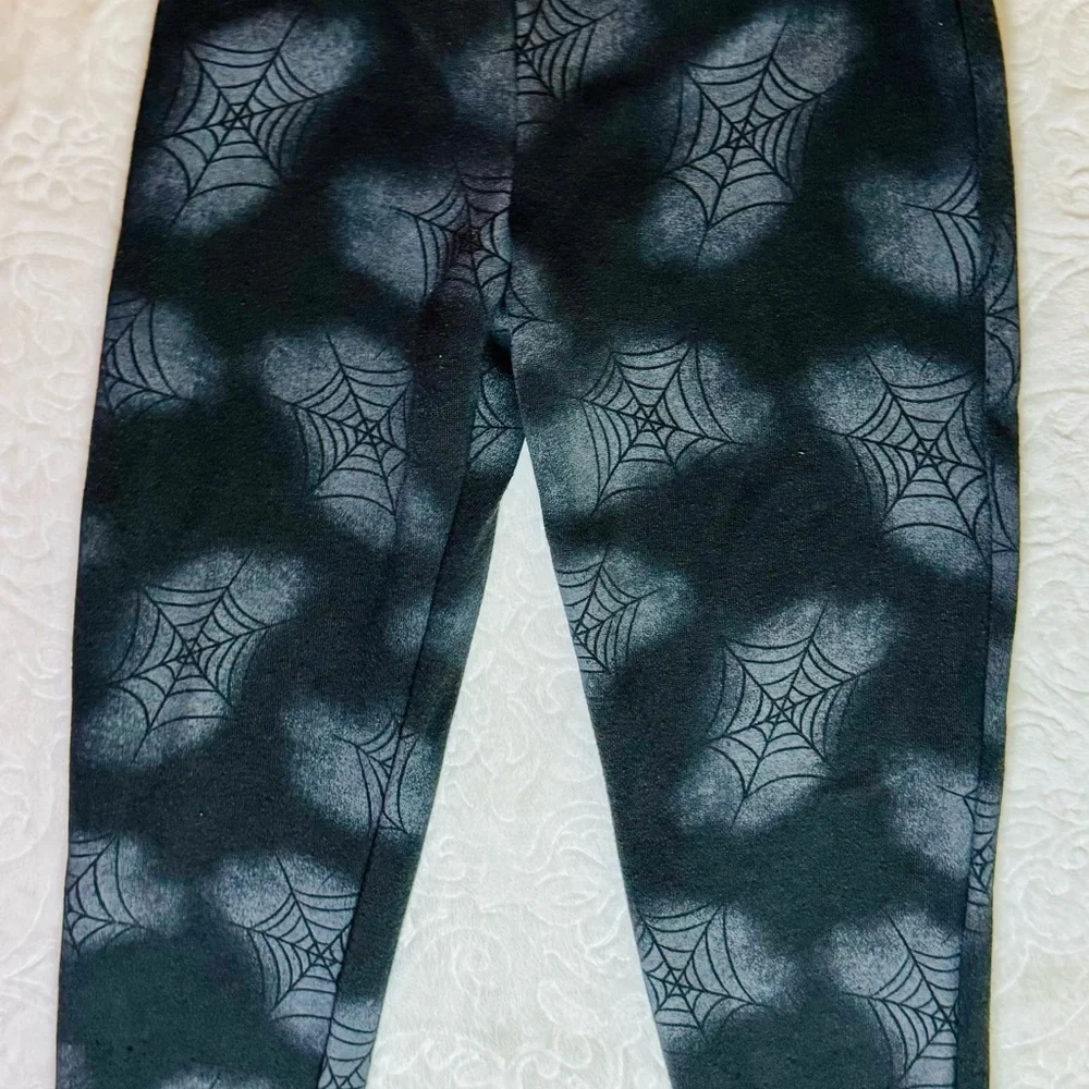 Too Cute To Spook Disney 5T Sweatsuit - Picture 10 of 15